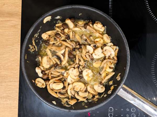 Pasta dengan jamur shimeji dan jamur cokelat, saus krim - Persiapan langkah 5