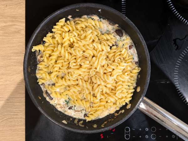 Pasta dengan jamur shimeji dan jamur cokelat, saus krim - Persiapan langkah 7