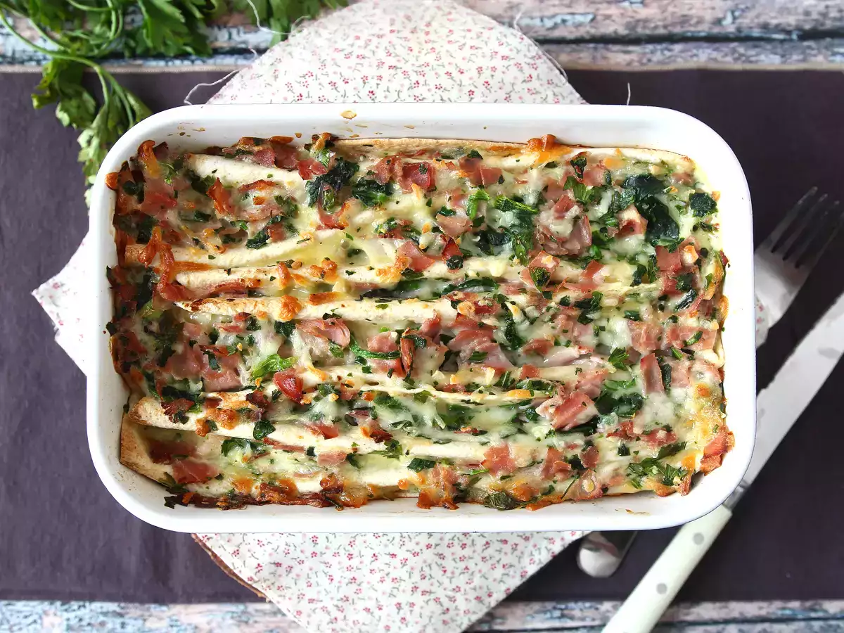 Apa yang harus dilakukan dengan tortilla Gaya kue crinkle ala ham, bayam, dan mozzarella gratin - foto 5