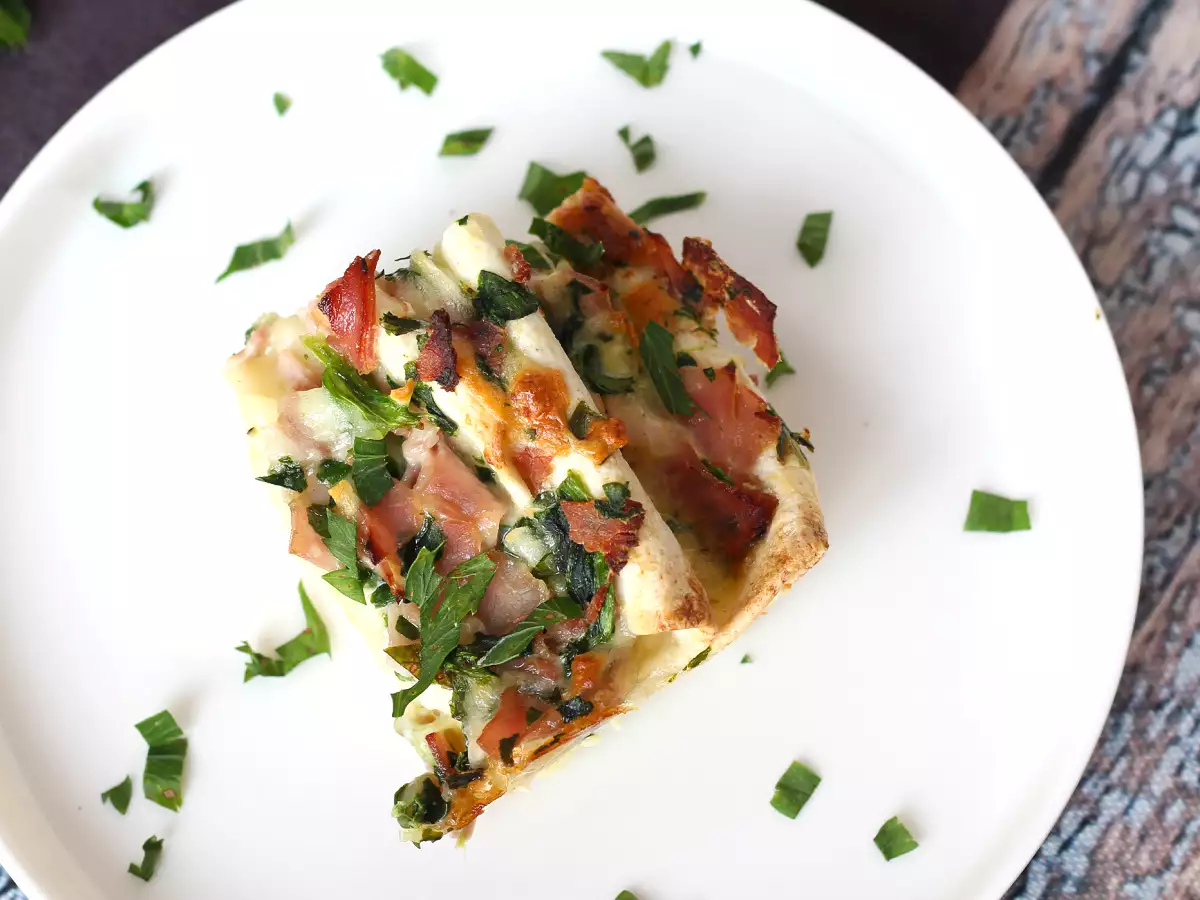 Apa yang harus dilakukan dengan tortilla Gaya kue crinkle ala ham, bayam, dan mozzarella gratin - foto 6