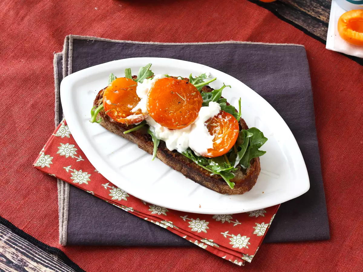 Aprikot panggang, roket, dan burrata di atas roti panggang - foto 3