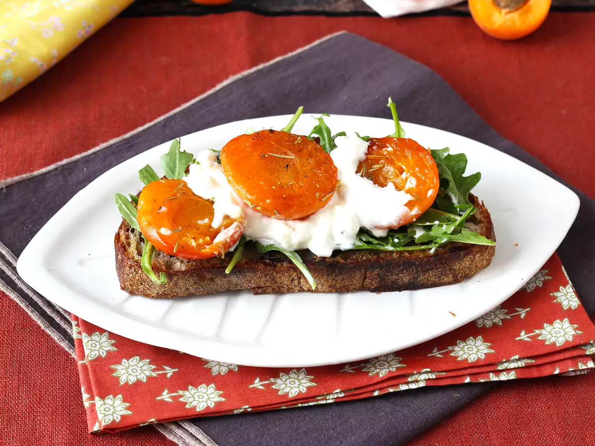 Aprikot panggang, roket, dan burrata di atas roti panggang - foto 5