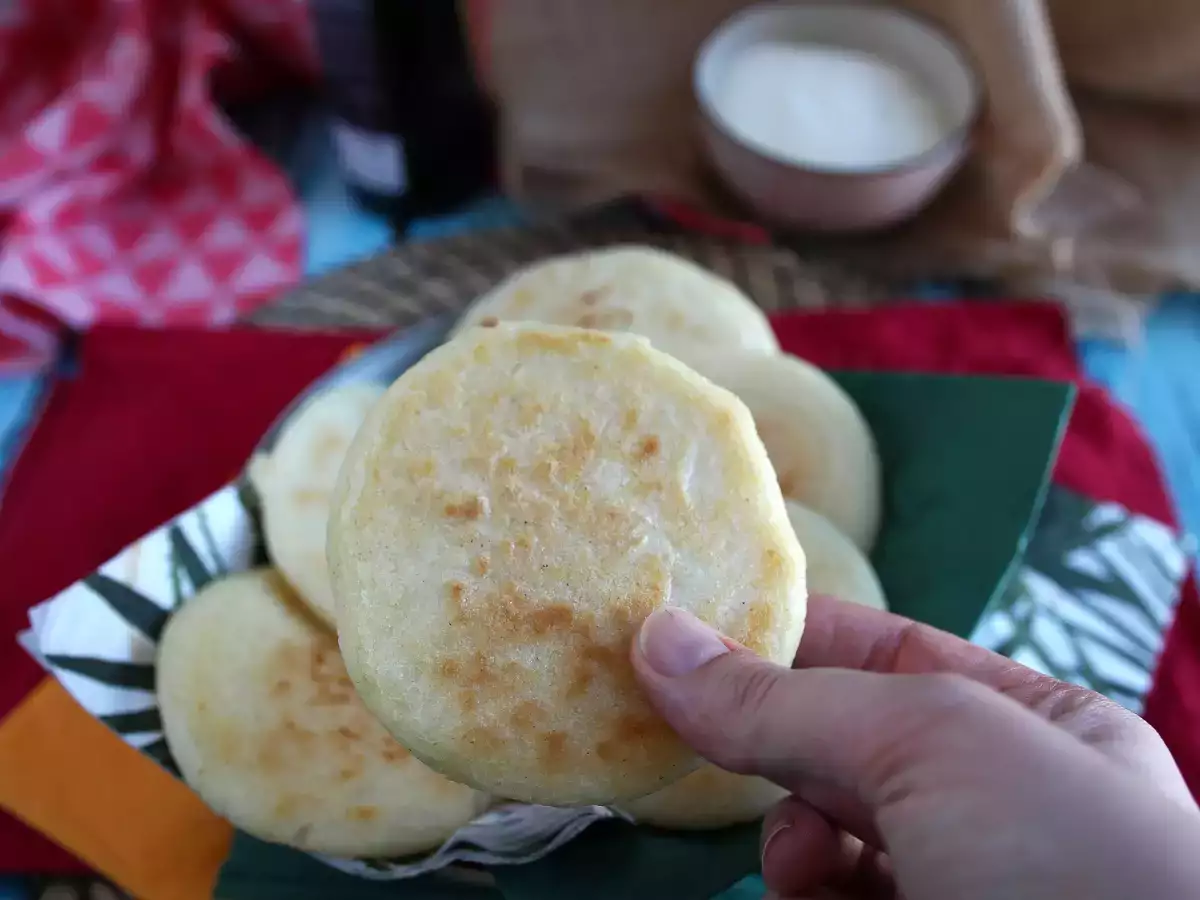 Arepas Venezuela, roti gulung bebas gluten yang dibuat hanya dengan 3 bahan - foto 2