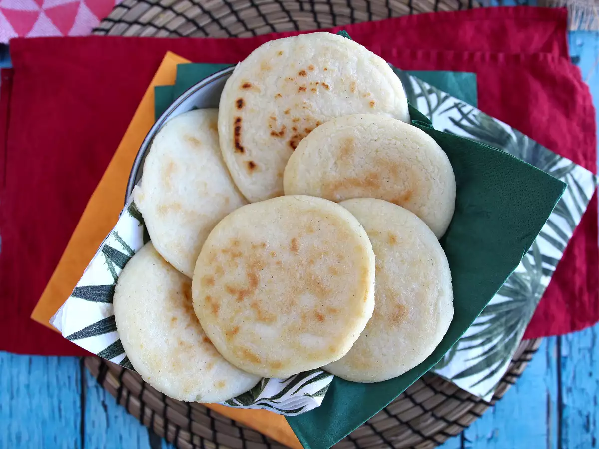 Arepas Venezuela, roti jagung bebas gluten dengan hanya 3 bahan - foto 3