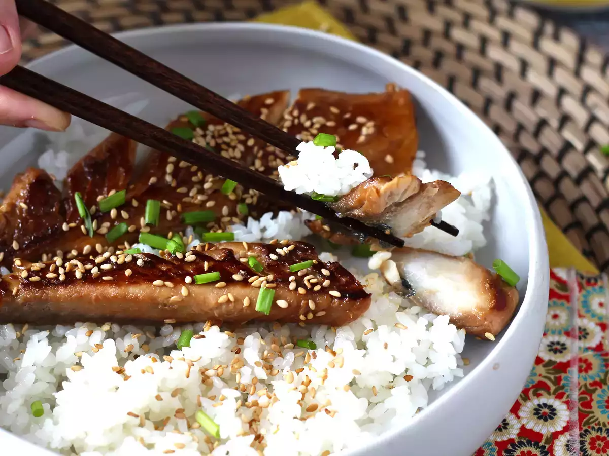 Bagaimana Anda memasak makarel? Cobalah resep yang dibumbui dengan kecap asin dan madu ini! - foto 2