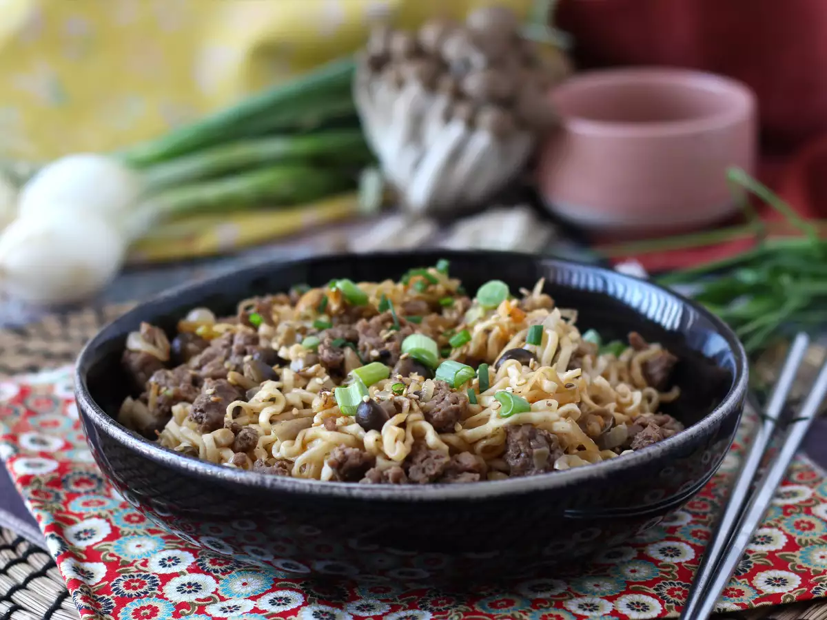 Bagaimana cara Anda memasak mi instan? Resep cepat dengan daging sapi dan jamur! - foto 3