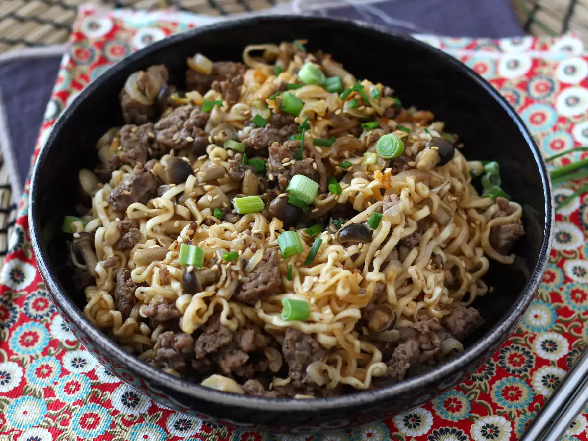 Bagaimana cara Anda memasak mi instan? Resep cepat dengan daging sapi dan jamur! - foto 6