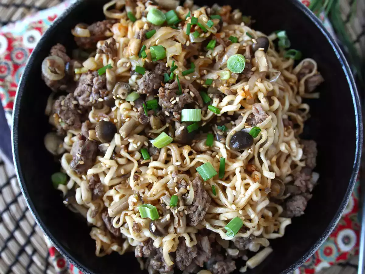 Bagaimana cara Anda memasak mi instan? Resep cepat dengan daging sapi dan jamur! - foto 7