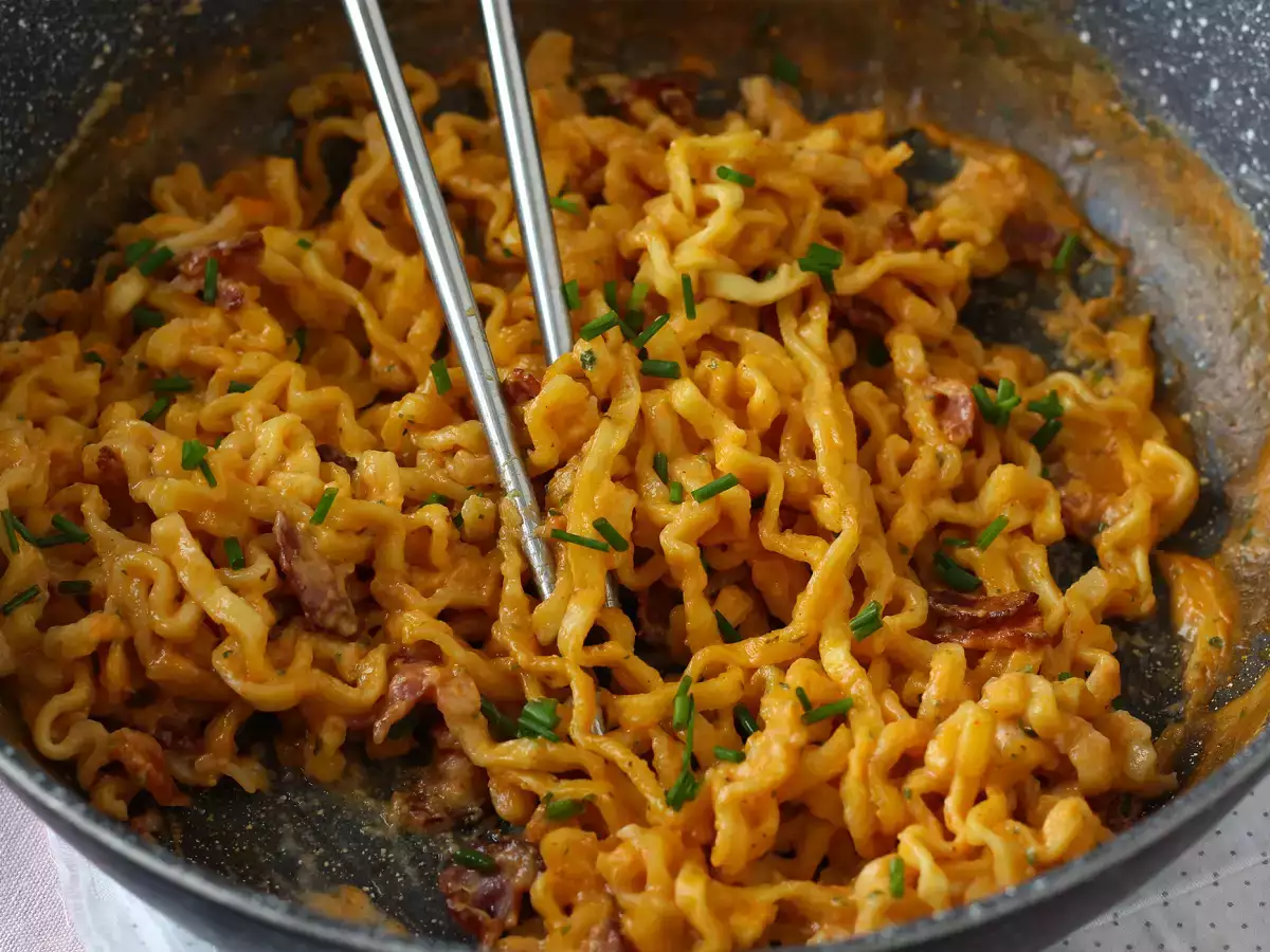 Bagaimana cara memasak mi Buldak rasa carbonara? Resep terbaik! - foto 2