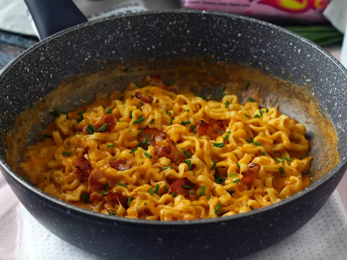 Bagaimana cara memasak mi Buldak rasa carbonara? Resep terbaik! - foto 5