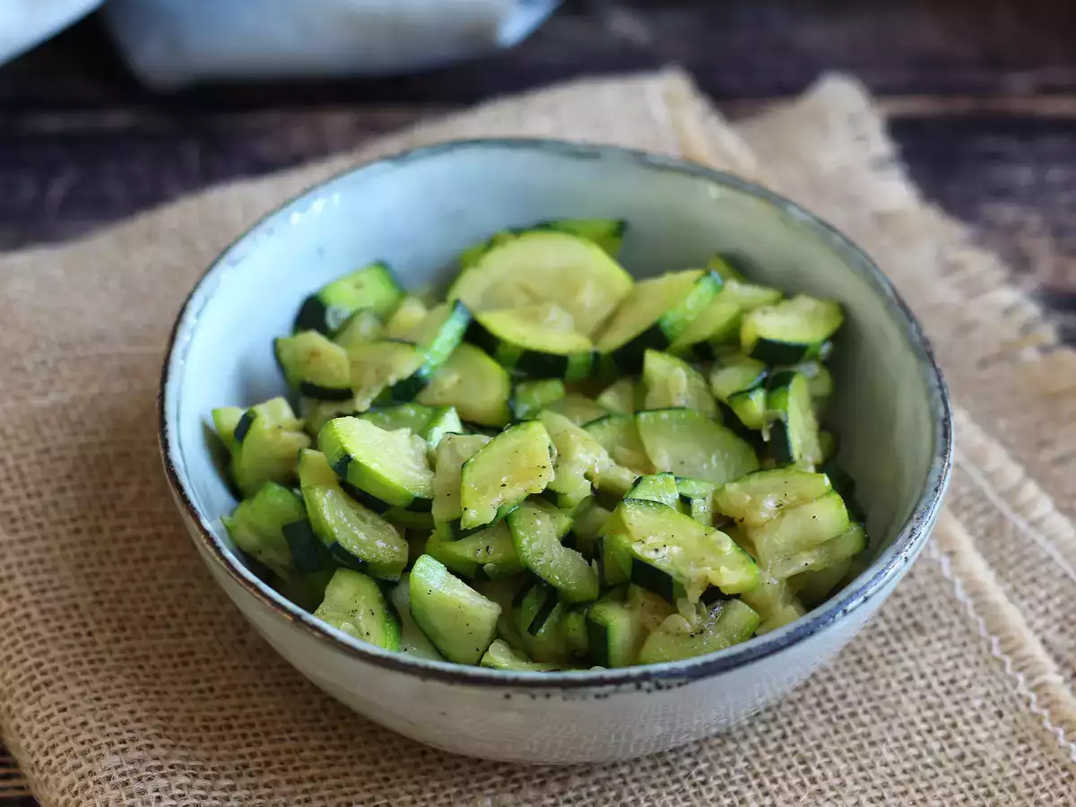 Bagaimana cara memasak zucchini di wajan? - foto 4