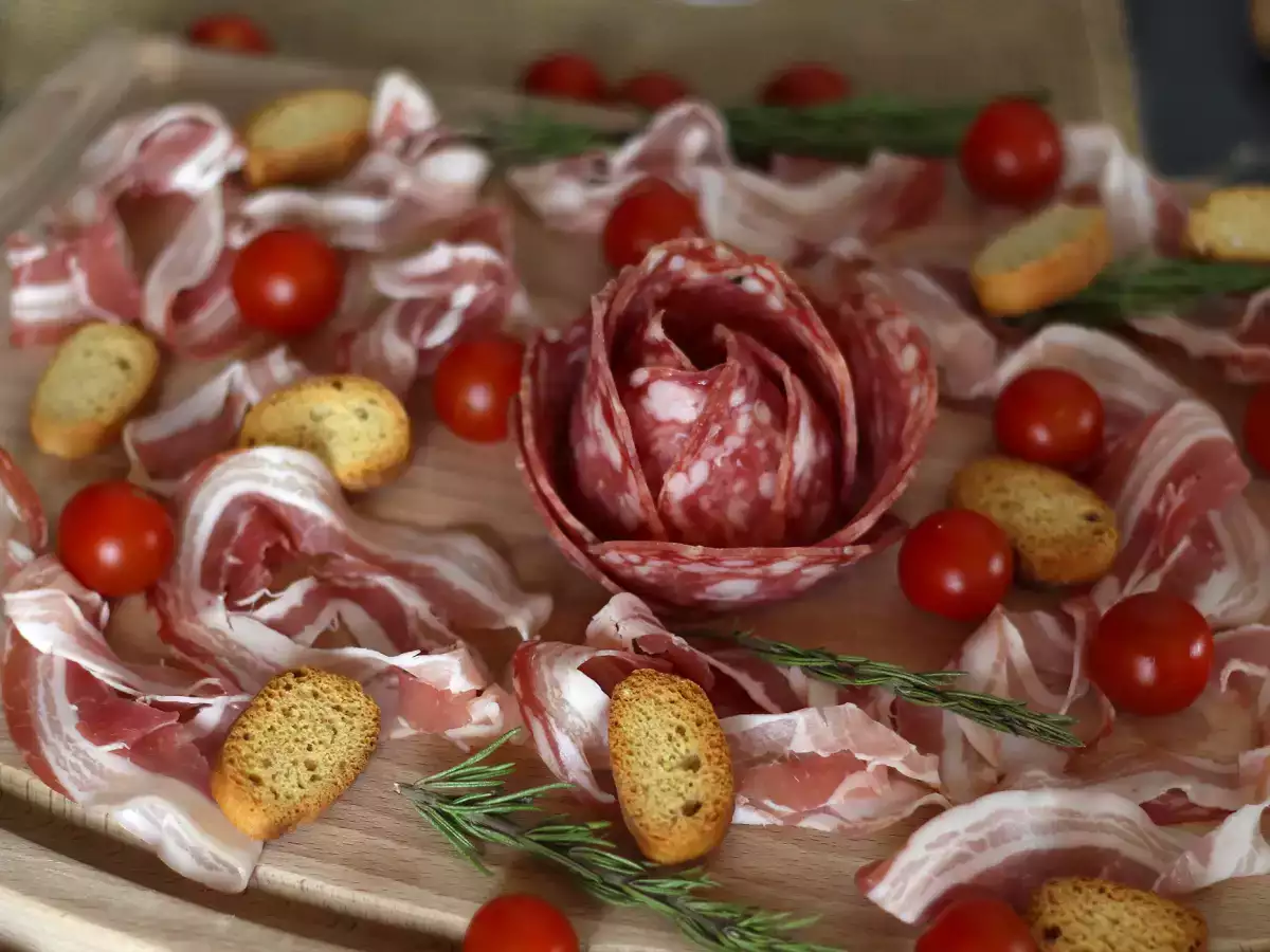 Bagaimana Cara Membuat Papan Saji Charcuterie? Susun Irisan Daging Berbentuk Mawar! - foto 2