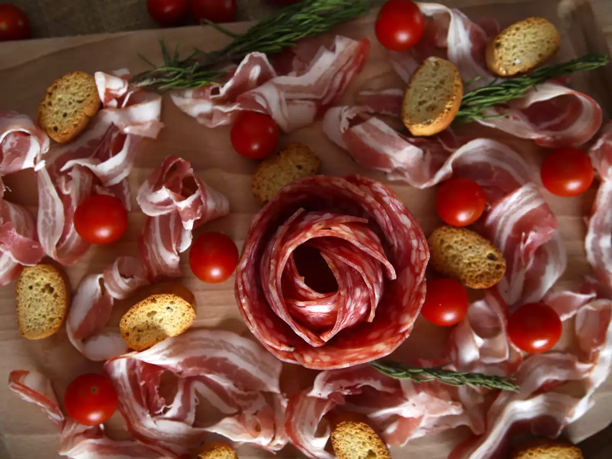Bagaimana Cara Membuat Papan Saji Charcuterie? Susun Irisan Daging Berbentuk Mawar! - foto 4
