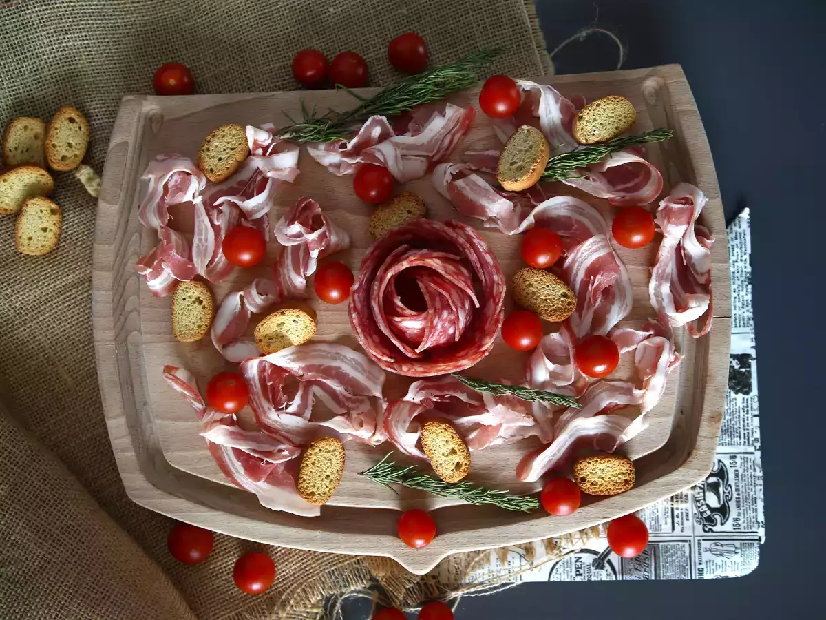 Bagaimana Cara Membuat Papan Saji Charcuterie? Susun Irisan Daging Berbentuk Mawar! - foto 5