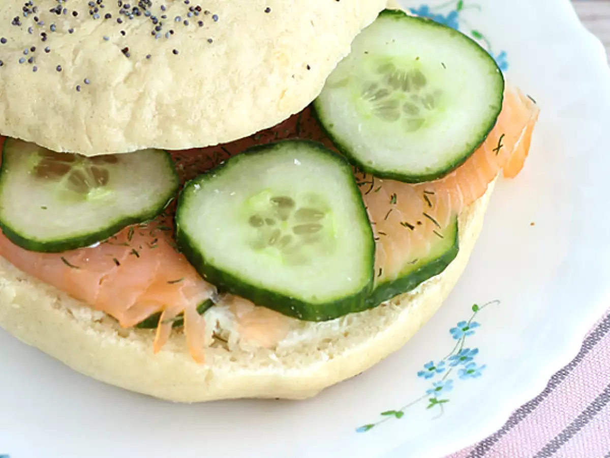 Bagel dengan salmon, mentimun, dan fromage frais - foto 2