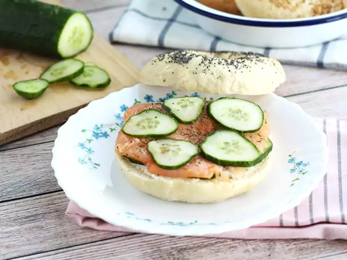 Bagel dengan salmon, mentimun, dan fromage frais - foto 3