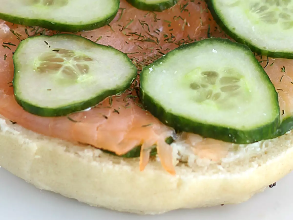 Bagel dengan salmon, mentimun, dan fromage frais - foto 4