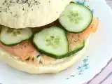 Bagel dengan salmon, mentimun, dan fromage frais, foto 1
