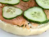 Bagel dengan salmon, mentimun, dan fromage frais, foto 3