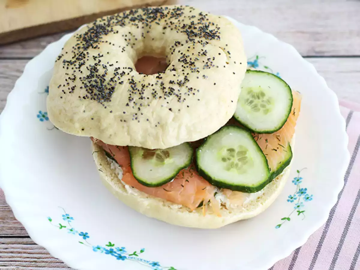 Bagel Salmon dengan Mentimun dan Keju Krim