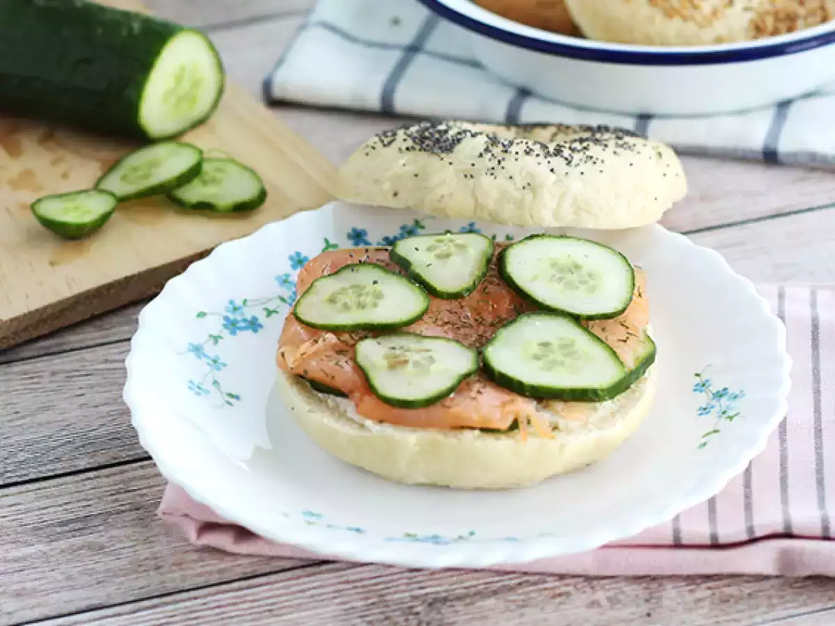 Bagel Salmon dengan Mentimun dan Keju Krim - foto 3