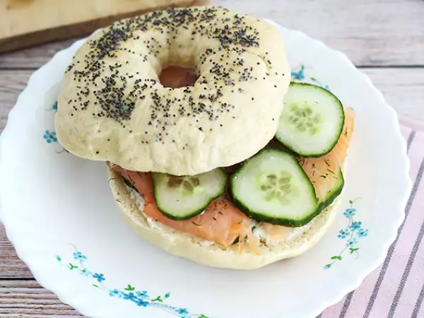 Resep Bagel salmon dengan mentimun dan keju krim