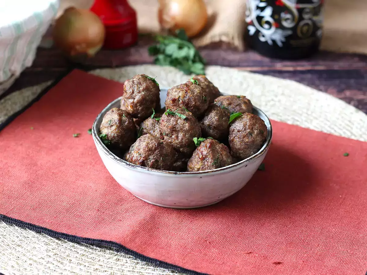 Bakso lembut dalam penggorengan udara: resep cepat dan mudah dengan daging sapi - foto 2
