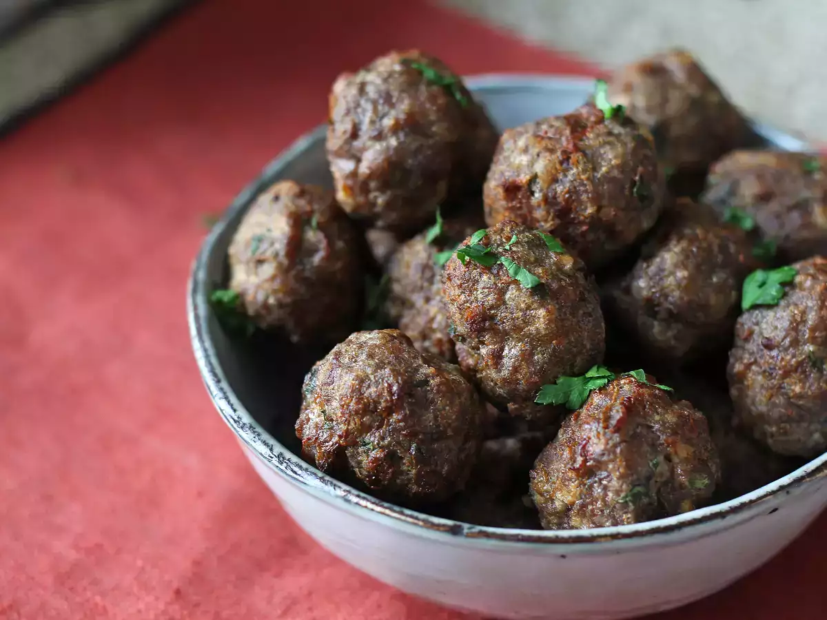 Bakso lembut dalam penggorengan udara: resep cepat dan mudah dengan daging sapi - foto 5