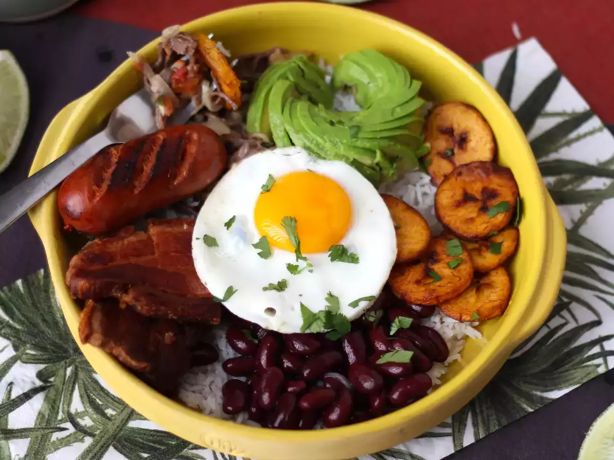 Bandeja Paisa, hidangan Kolombia yang penuh cita rasa dan tradisi - foto 6