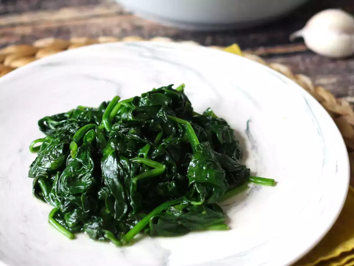 Bayam goreng, lauk yang lezat dan mudah dibuat - foto 3