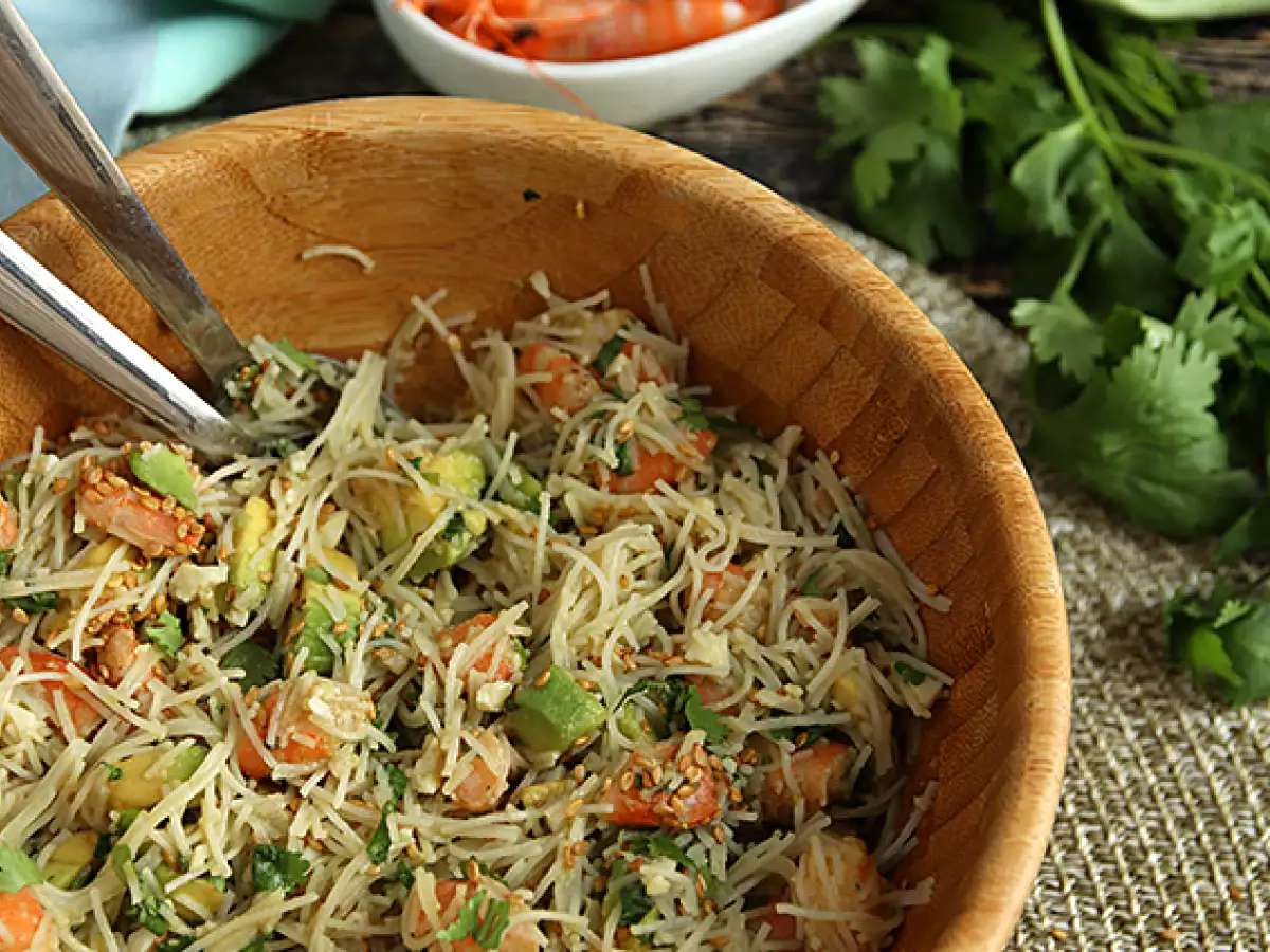 Bihun, udang, alpukat, telur, dan salad ketumbar - foto 2