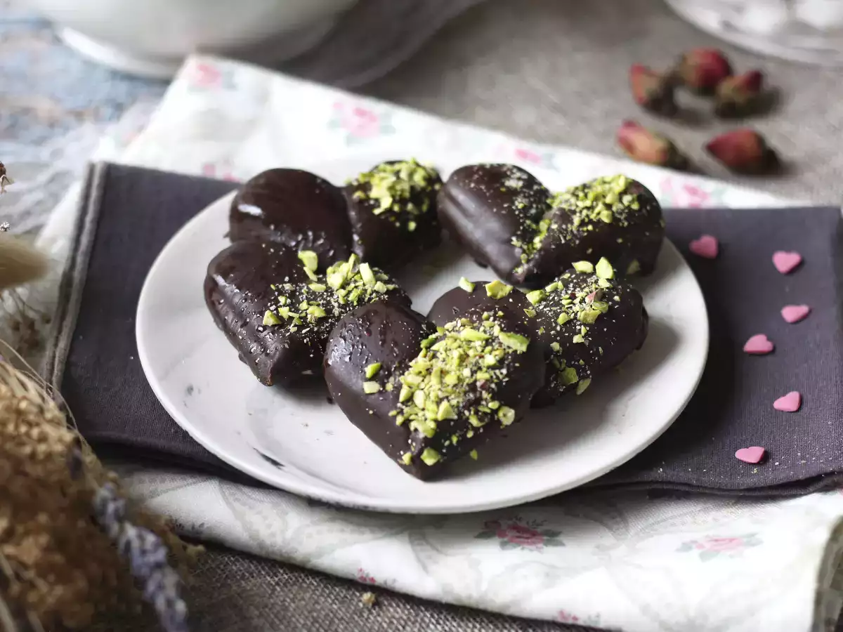 Biskuit Soletilla Bentuk Hati dengan Cokelat dan Pistachio - foto 2