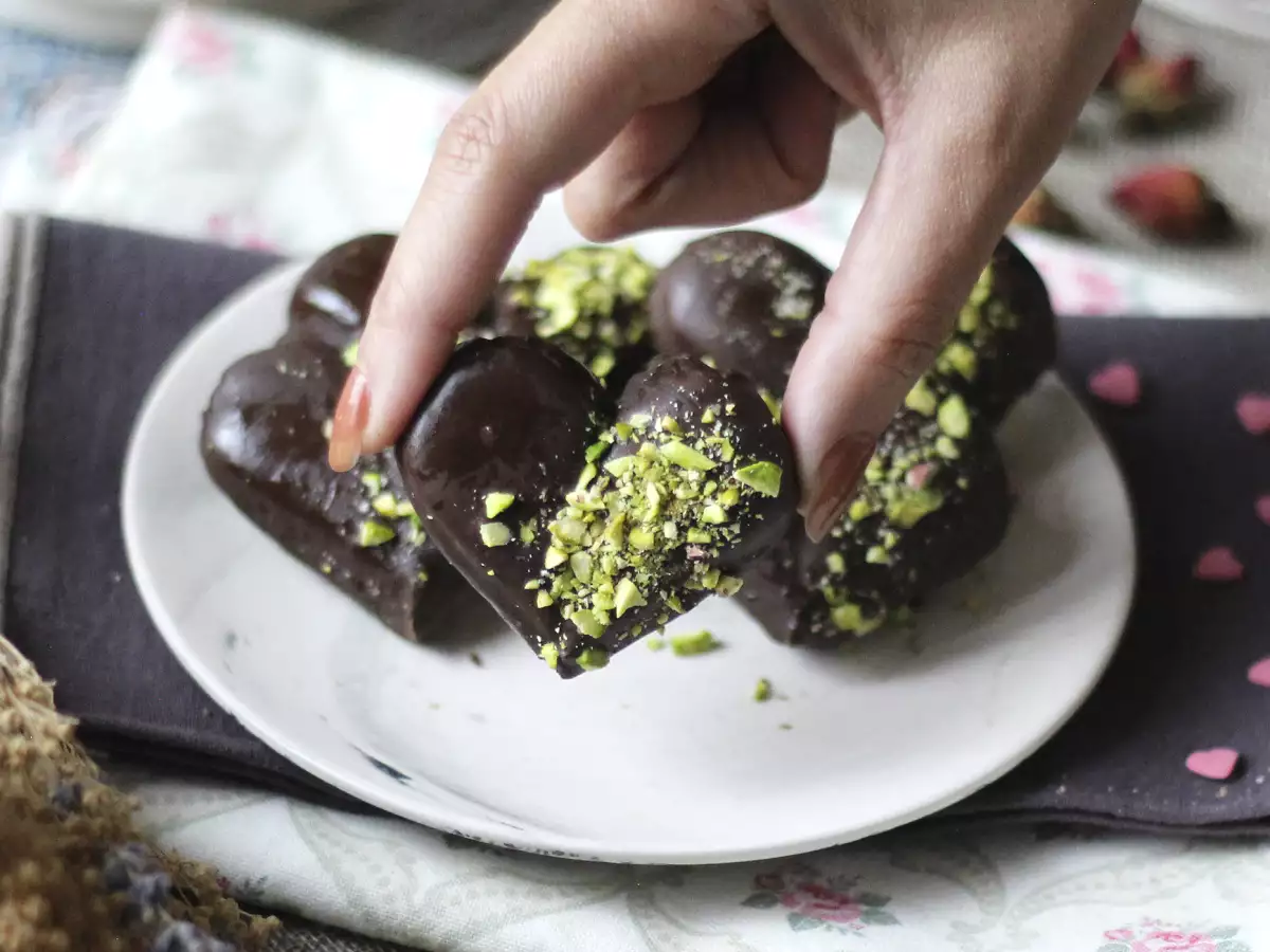 Biskuit Soletilla Bentuk Hati dengan Cokelat dan Pistachio - foto 3