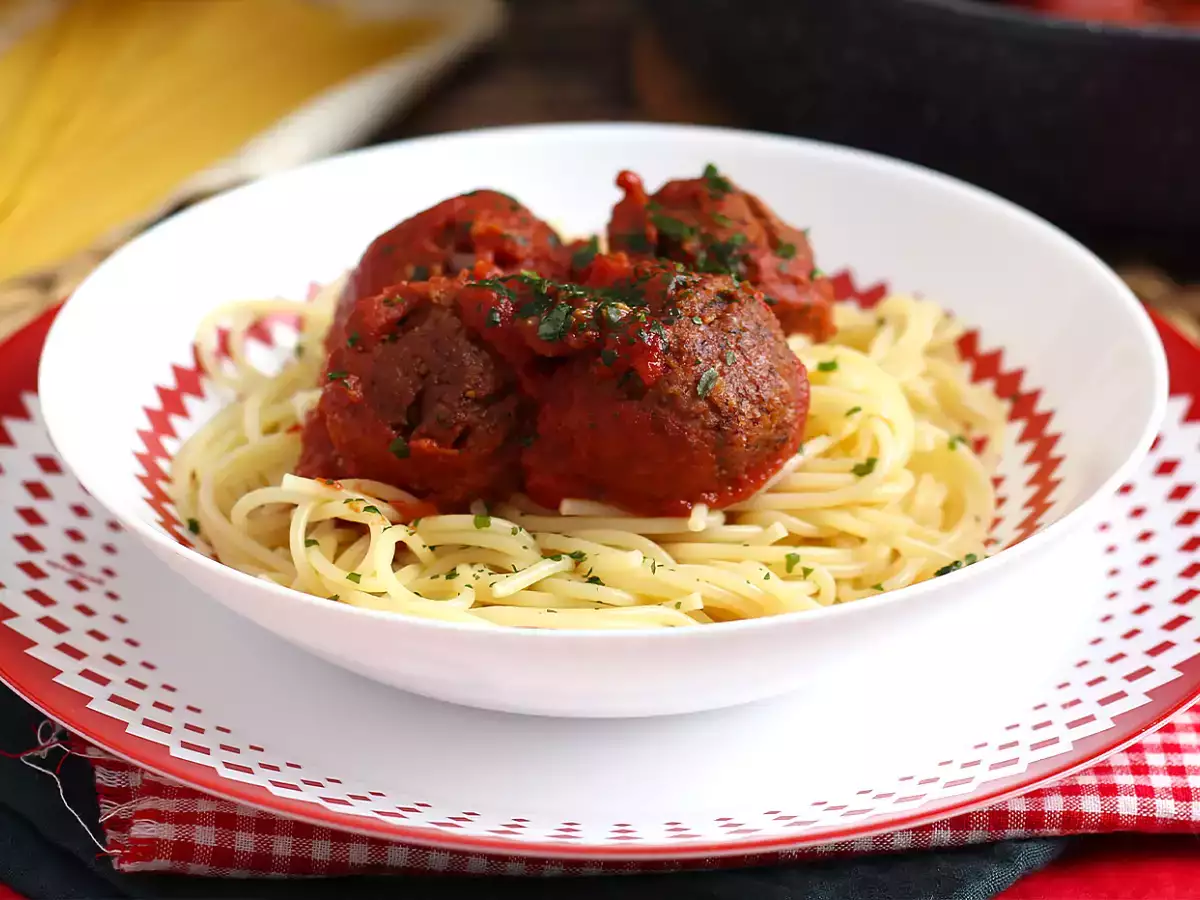 Bola-Bola Seitan Vegetarian dengan Saus Tomat