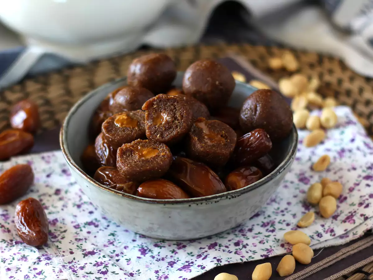 Bola energi kurma dengan isian selai kacang yang meleleh