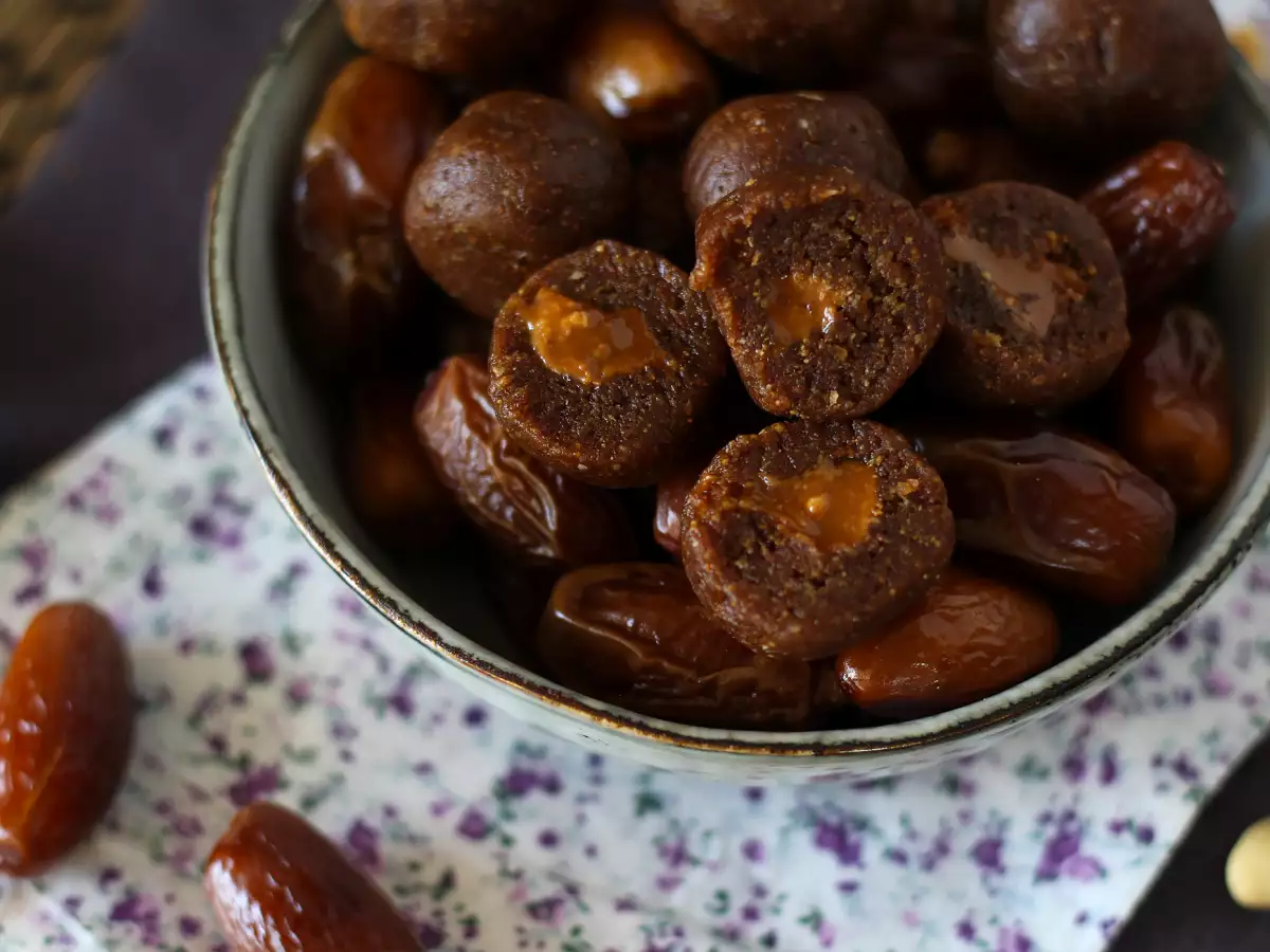 Bola energi kurma dengan isian selai kacang yang meleleh - foto 2