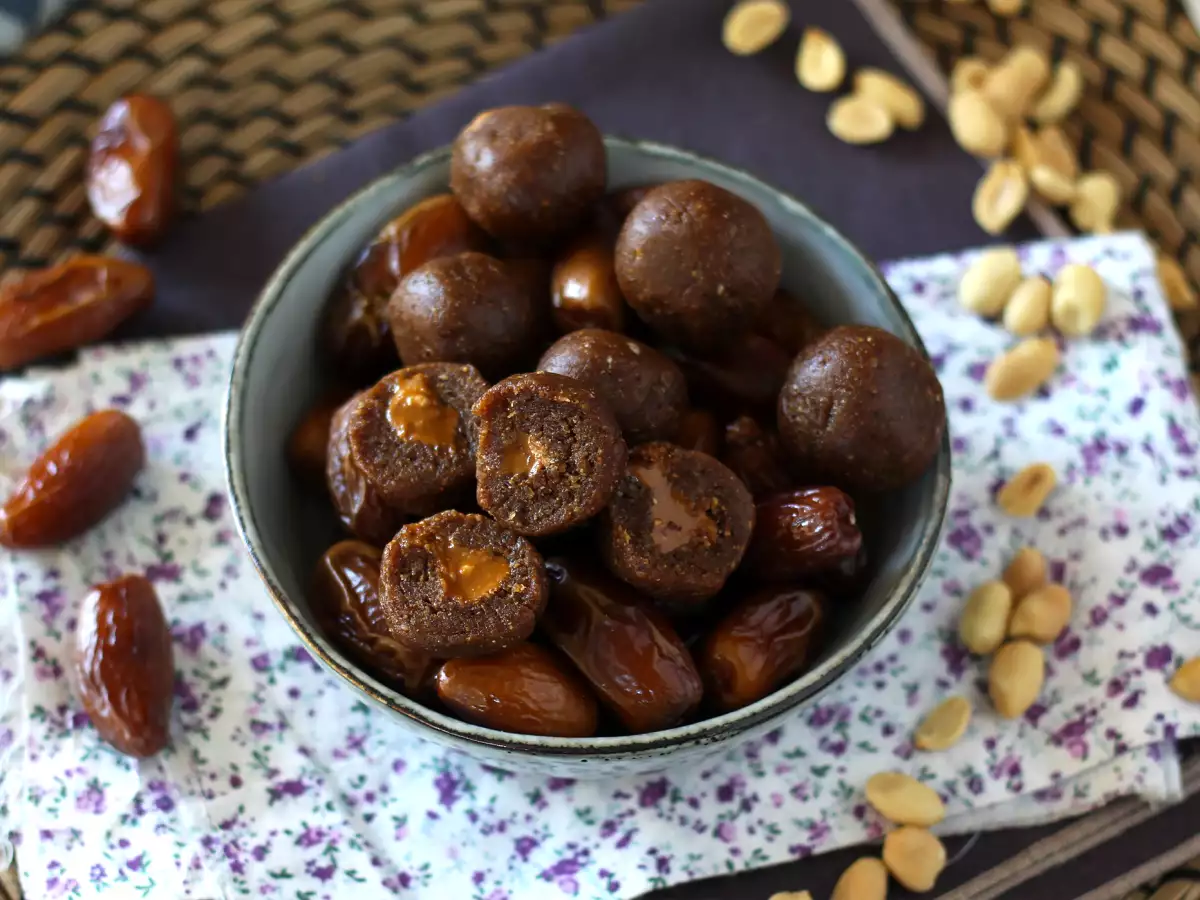 Bola energi kurma dengan isian selai kacang yang meleleh - foto 3