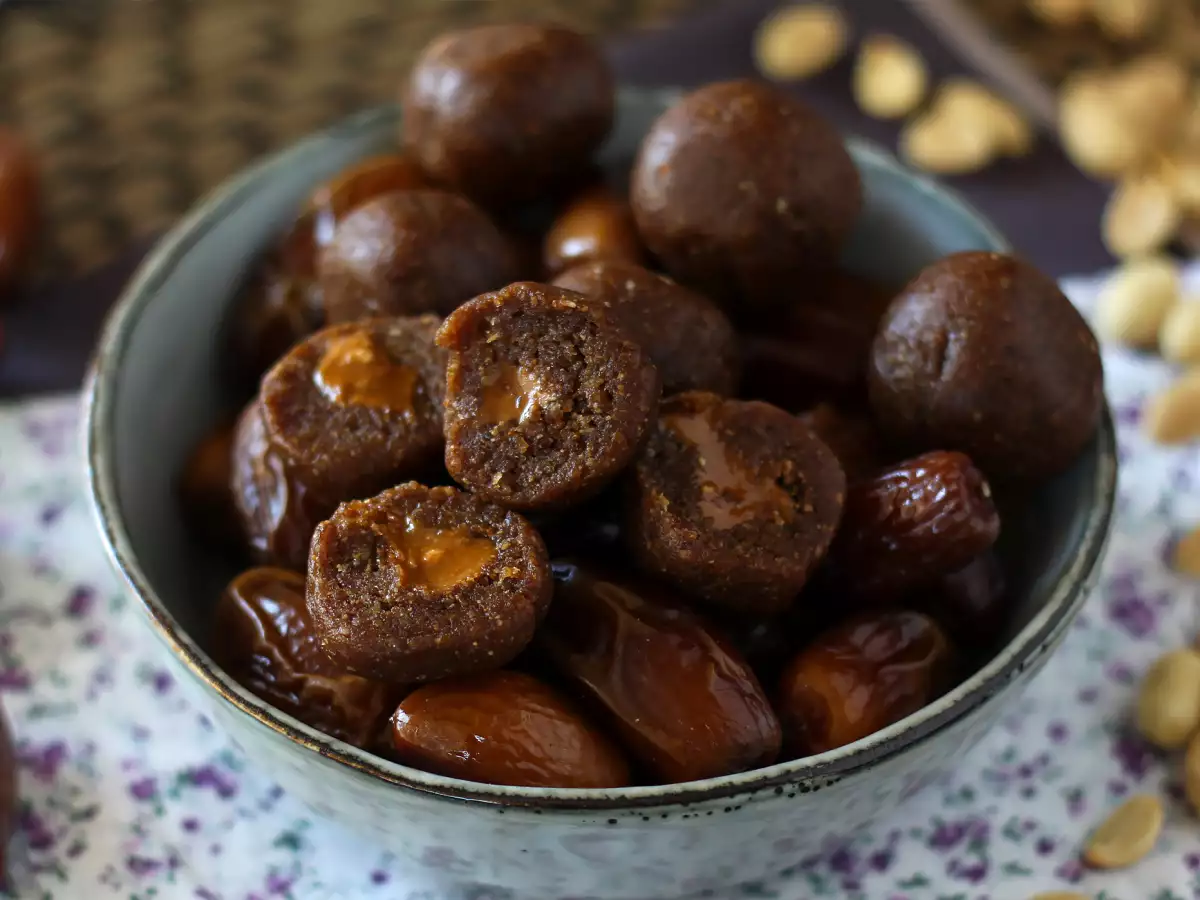 Bola energi kurma dengan isian selai kacang yang meleleh - foto 4