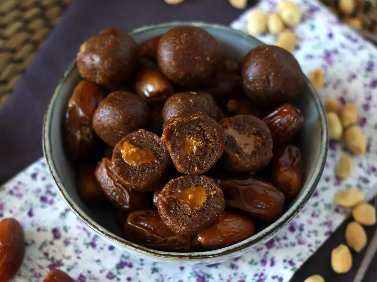 Bola energi kurma dengan isian selai kacang yang meleleh - foto 5