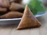 Briouats dengan almond, kue-kue oriental kecil, foto 1