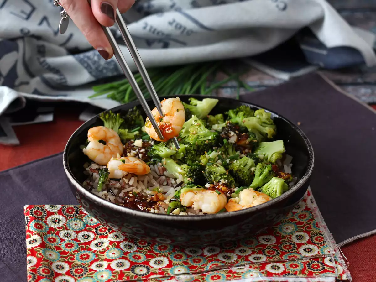 Brokoli dan udang dalam saus Korea yang pedas - hidangan sederhana, seimbang, dan pedas