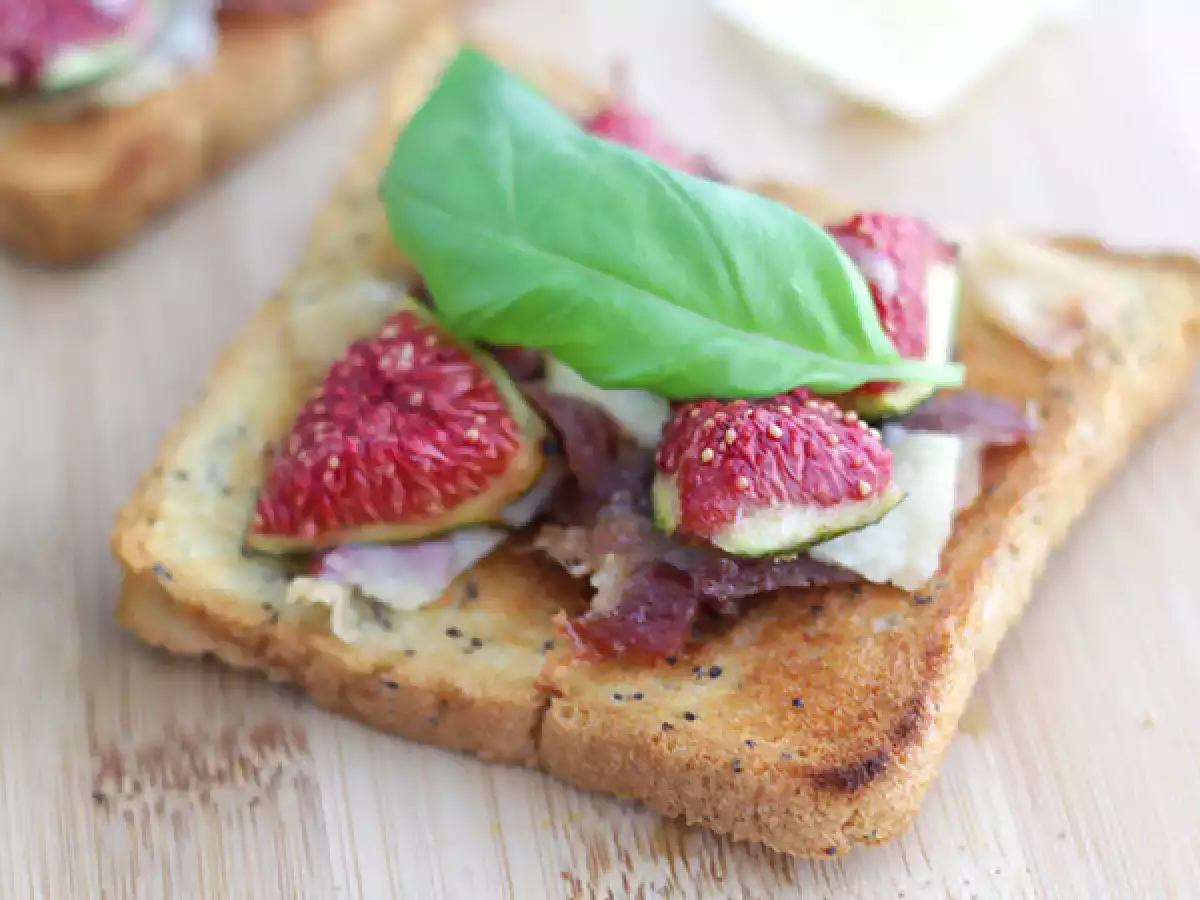 Bruschetta dengan buah ara, Parmesan dan ham Parma - foto 2