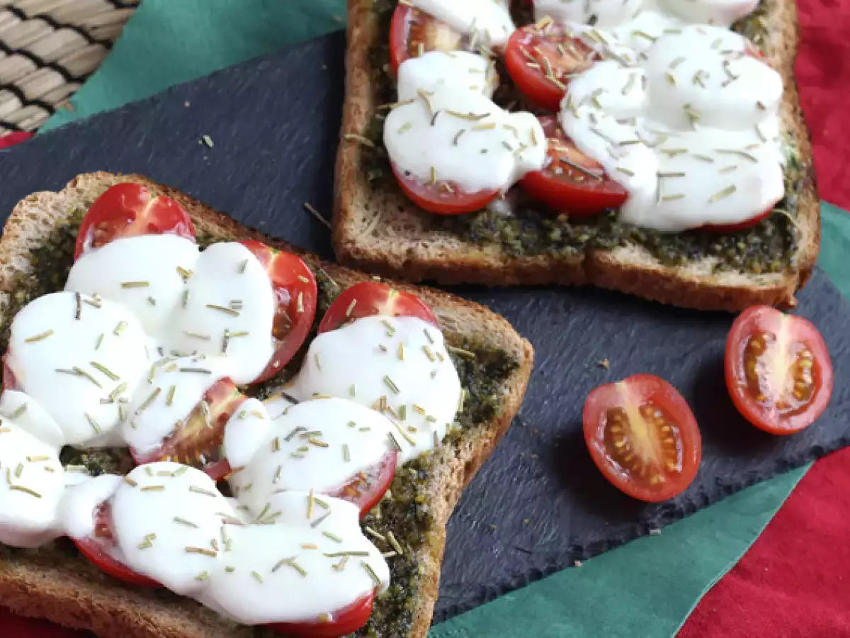 Bruschetta dengan pesto, tomat ceri, dan keju mozzarella - foto 2