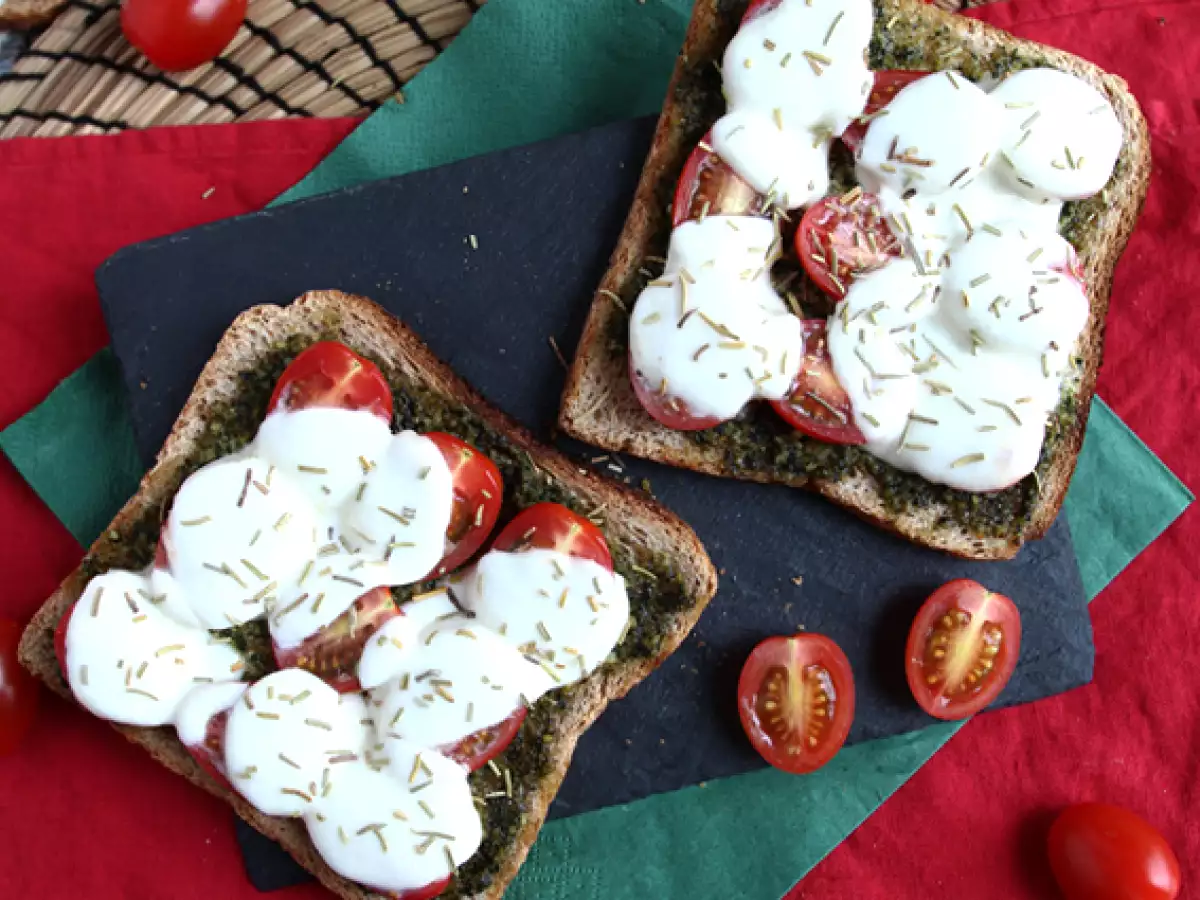 Bruschetta dengan pesto, tomat ceri, dan keju mozzarella - foto 3