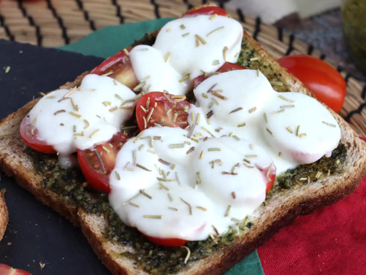 Bruschetta dengan pesto, tomat ceri, dan keju mozzarella - foto 4