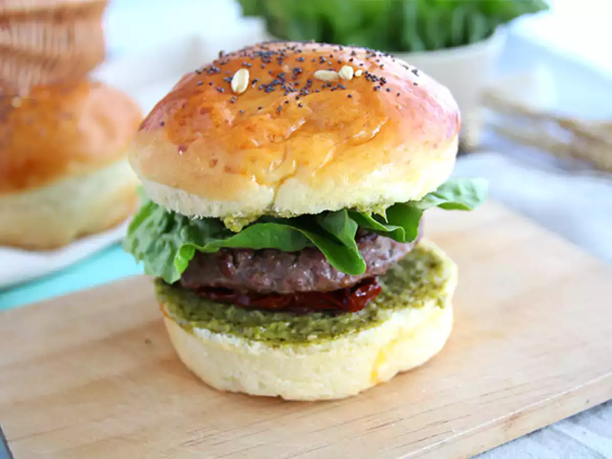 Burger ala Italia: saus pesto, tomat kering, mozzarella - foto 3