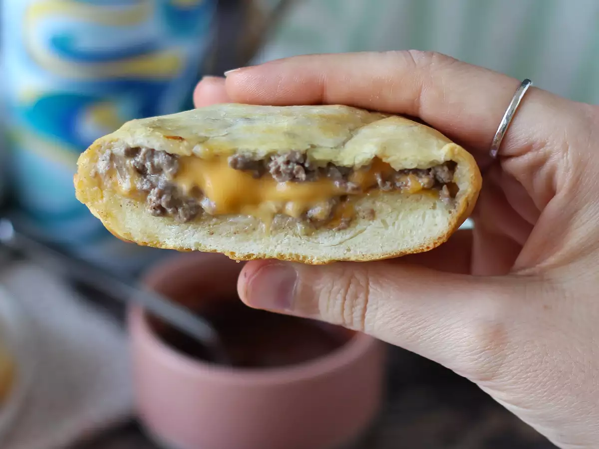Burger dari adonan pizza di air fryer: cocok untuk makan malam cepat dan lezat