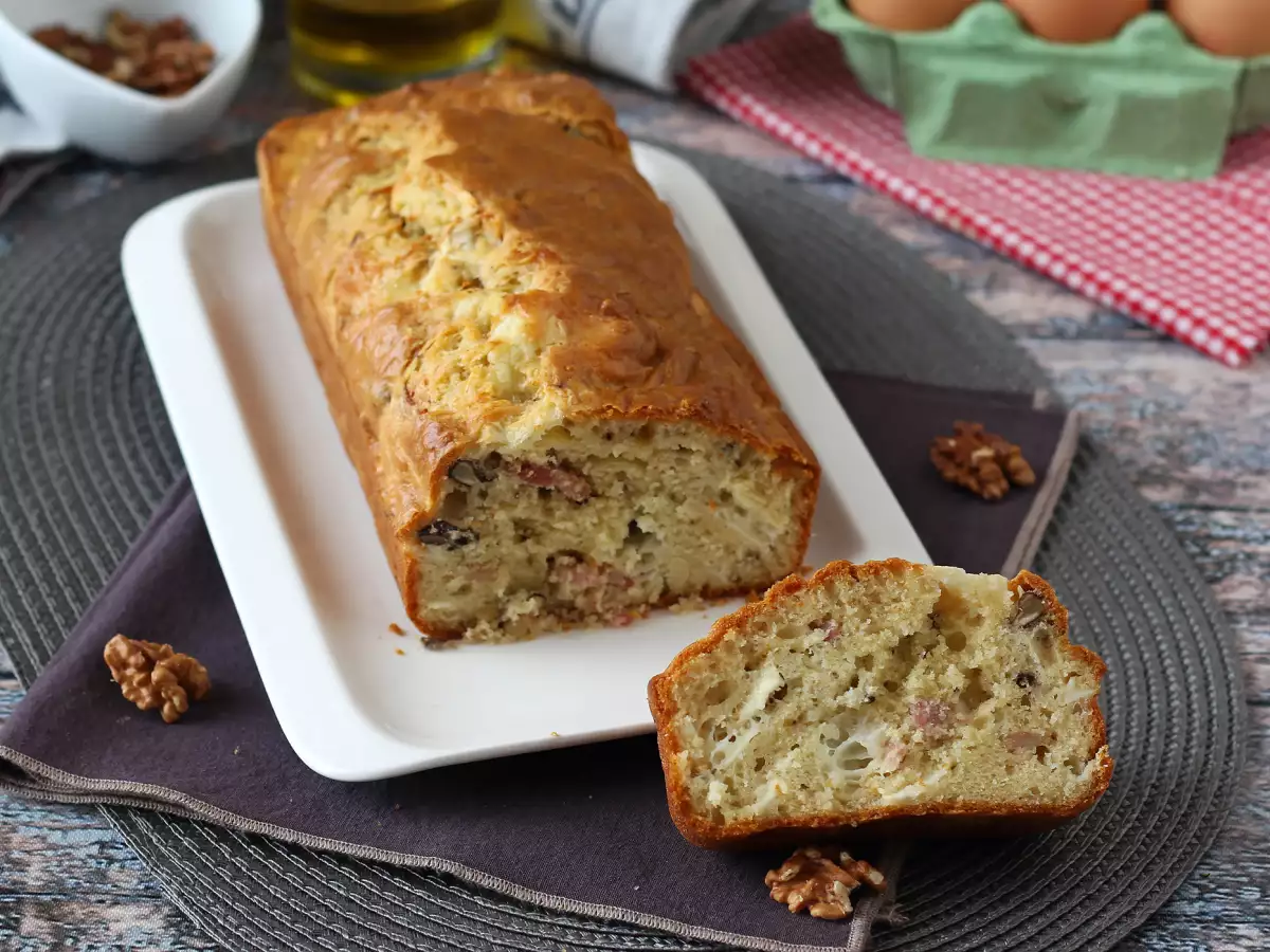 Cake Gurih dengan Bacon Asap, Keju Kambing, dan Kenari