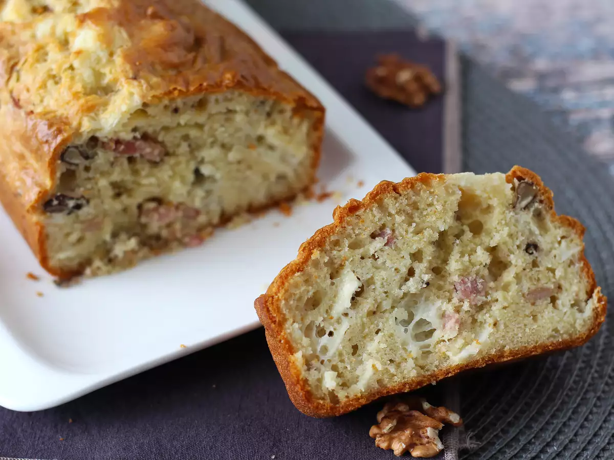 Cake Gurih dengan Bacon Asap, Keju Kambing, dan Kenari - foto 3