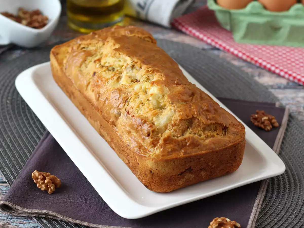 Cake Gurih dengan Bacon Asap, Keju Kambing, dan Kenari - foto 4